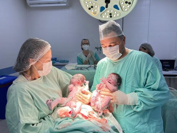 Casal de gêmeos são os primeiros bebês a nascerem em 2023 em Cruz Alta
