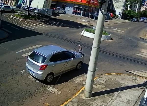Pedestre é atropelada na faixa de segurança em Cruz Alta
