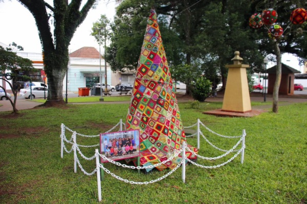 UM ENCANTO DE NATAL>Começa a decoração de Natal na Praça Erico Verissimo