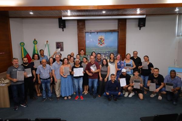Prefeitura entrega escritura de imóveis a moradores do Núcleo Tiradentes