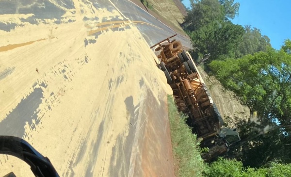 Caminhão tomba e carga fica espalhada na rodovia entre Ijuí e Santo Augusto 