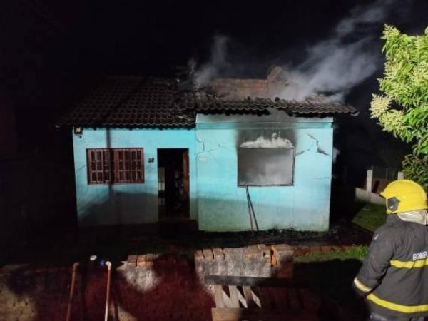 Incêndio destrói casa em Ijuí na noite do sábado sem feridos graves