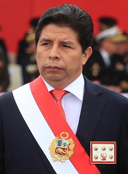 Presidente do Peru é destituído e preso após tentar dissolver congresso