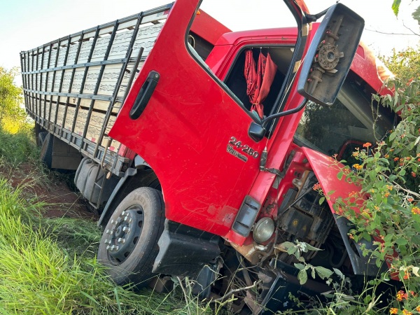 CRUZ ATA_ Caminhão sai da pista na BR-158 próximo ao trevo do Porto Seco