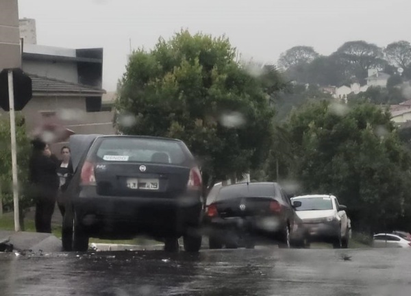 Colisão entre dois veículos é registrada em cruzamento movimentado no centro