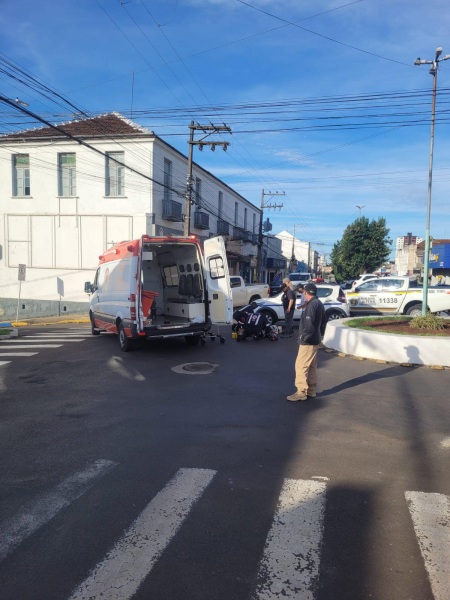 TRÂNSITO> Acidente deixa motociclista ferida no centro de Cruz Alta