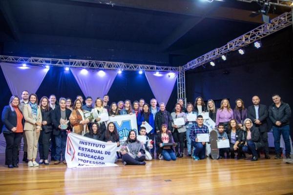 4º Concurso de Redação: vencedoras são das escolas Carlos Gomes e Annes Dias