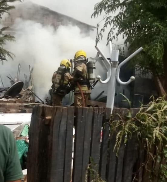 CRUZ ALTA: Incêndio destrói residência no Bairro Planalto na tarde do domingo 