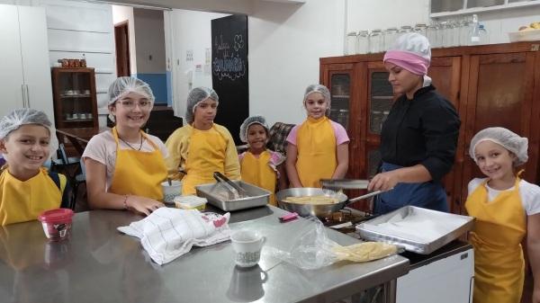 PEJUÇARA: Aulas gratuitas de culinária são oferecidas para crianças no CEPIB