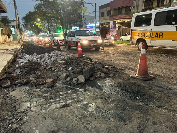 SEMÁFORO DA LOMBA> Asfalto em obras pra receber nova pavimentação