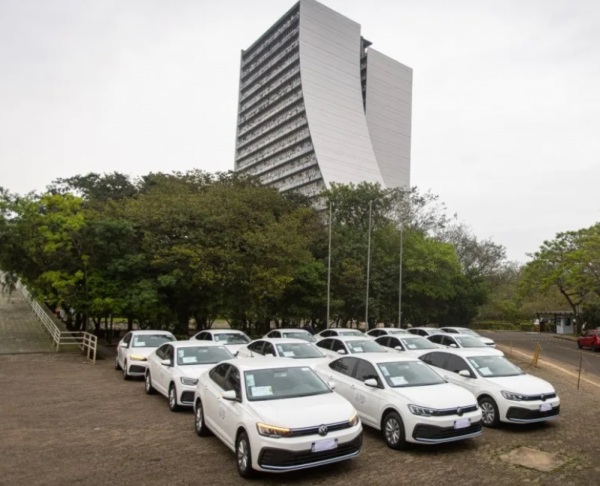 Coordenadoria de Obras Públicas de Cruz Alta recebe veículo do governo do RS