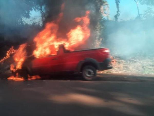 Incêndio em veículo na ERS-522 entre Ijuí e Augusto Pestana na tarde do sábado