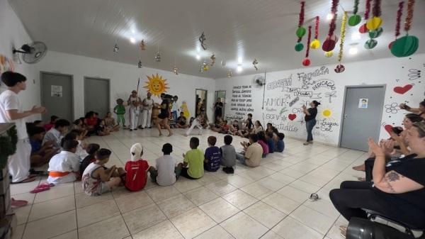 Aulas de Capoeira são oferecidas gratuitamente para alunos da rede municipal 