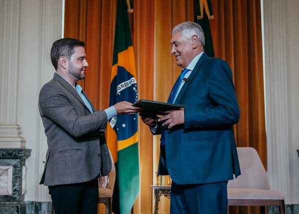 Adolfo Brito toma posse como governador em exercício do Rio Grande do Sul 