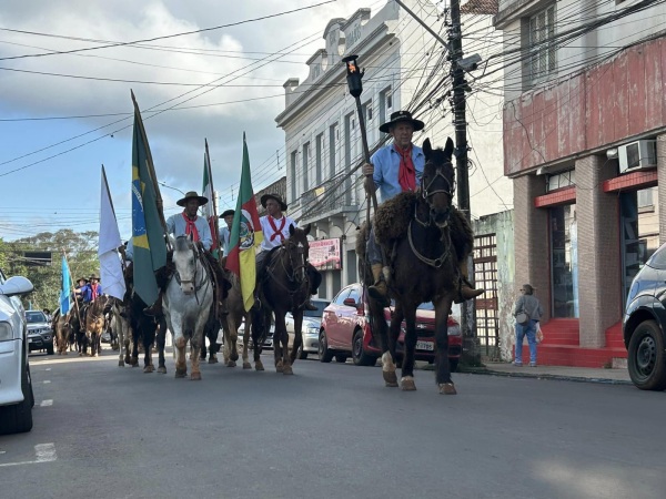 TRADIÇÃO> Abertura Oficial dos Festejos Farroupilhas 2024 foi neste sábado 