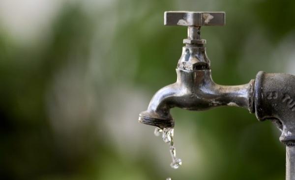 Rompimento de rede afeta abastecimento de água em oito bairros de Cruz Alta
