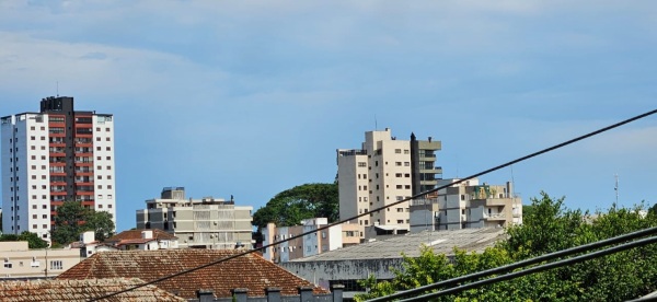 TEMPO> Sol, nuvens, calor e chuva típica de verão na quinta em Cruz Alta