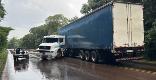 BR-158> Carreta Faz L e Bloqueia Pista ao Evitar Acidente em Condor