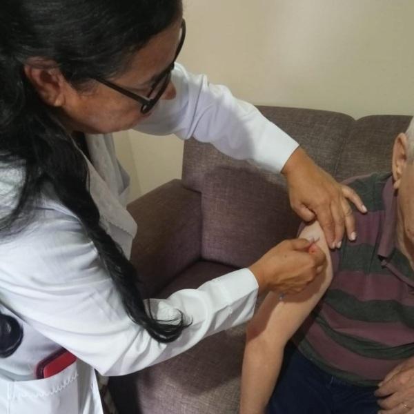 Profissionais da ESF Centro aplicam vacina  contra a Covid-19 em acamados