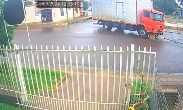 TRÂNSITO: Caminhão baú derrubou poste na avenida Xavantes em Cruz Alta