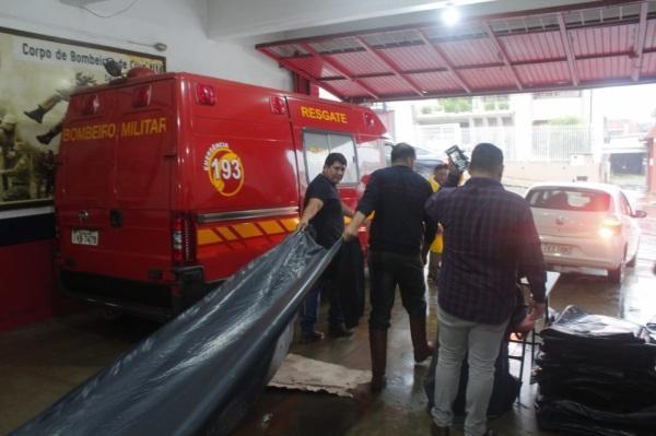Lonas estão sendo distribuídas para moradores atingidos pela forte chuva 