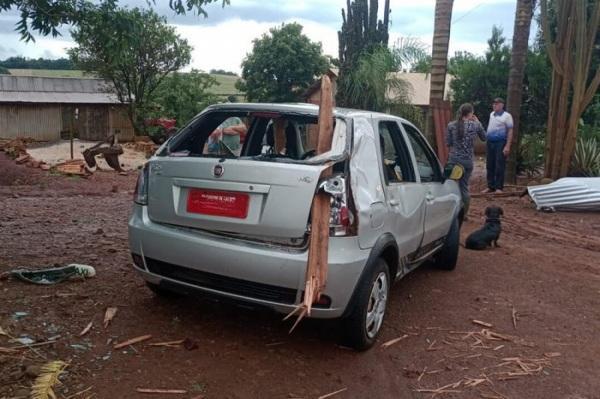 Mulher morre após destroços de galpão atingirem táxi em Augusto Pestana