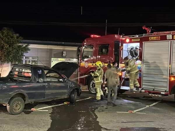 Carro tem princípio de incêndio no Centro  e Mobiliza Motoristas e Bombeiros