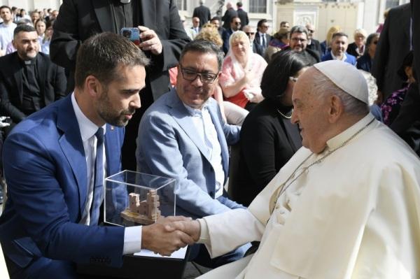 VATICANO: Governador convida Papa Francisco para vir ao RS em 2026