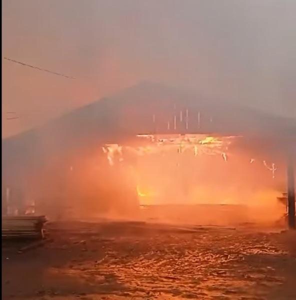 Madereira é consumida por incêndio em Boa Vista do Incra na manhã da terça