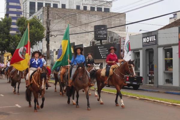 XVI Cavalgada Feminina foi realizada neste domingo
