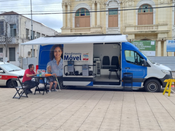 Unidade móvel da RGE teve atendimento itinerante em frente à Prefeitura 