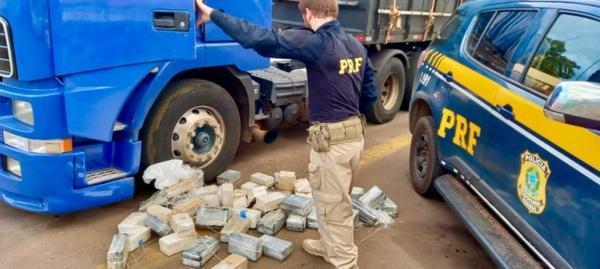 PRF apreende quase 130 quilos de cocaína em fundo falso na cabine de caminhão