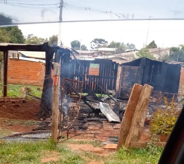 Incêndio destrói residência na madrugada deste domingo em Cruz Alta