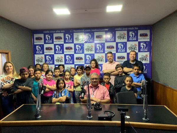 Estudantes do 4º ano da Escola Maria Bandarra visitam nossas emissoras