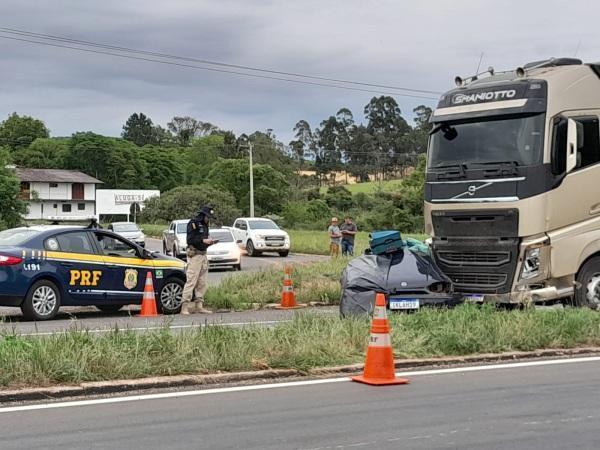 URGENTE: Duas pessoas morrem em colisão entre carro e caminhão, em Cruz Alta