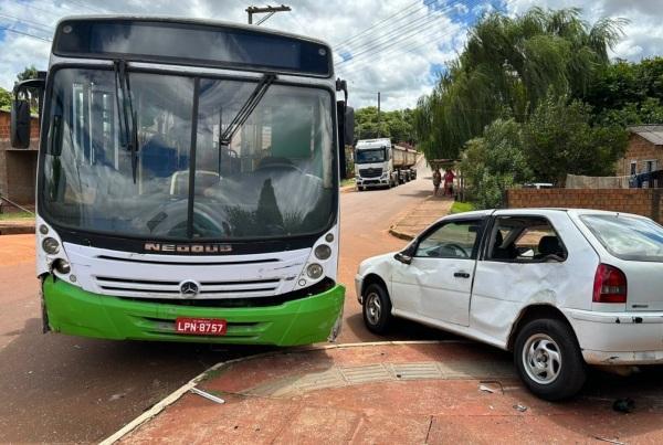 TRÂNSITO: Acidente envolveu ônibus e veículo de passeio no Bairro Brum 1