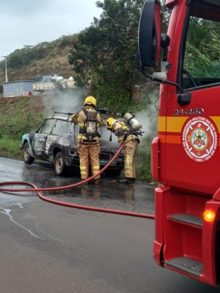 FOGO> Incêndio Destrói Volkswagen Brasília na BR-158 em Condor