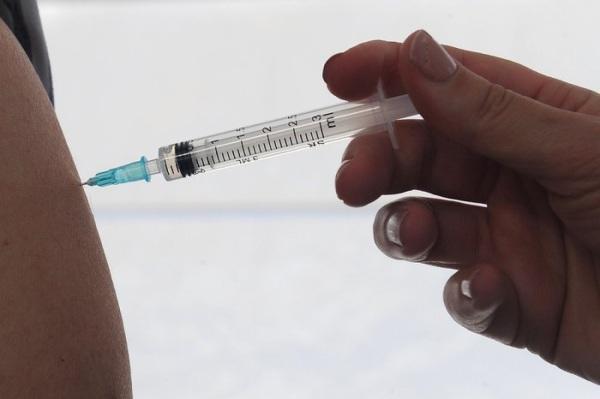 Vacinas bivalentes da Pfizer devem chegar ao Brasil em dezembro
