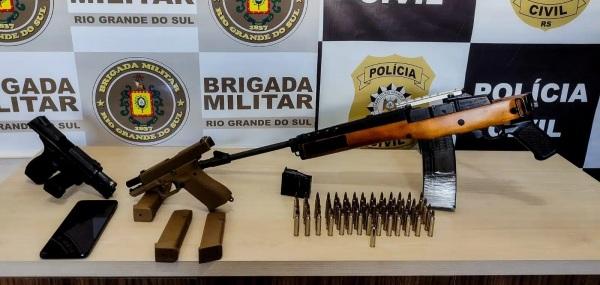 Fuzil e pistolas são apreendidas com mulher em Ijuí