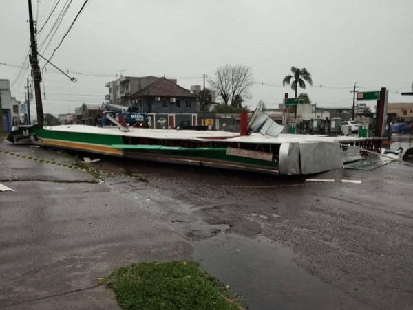 Temporal da madrugada causa estragos em Santo Ângelo na região das Missões