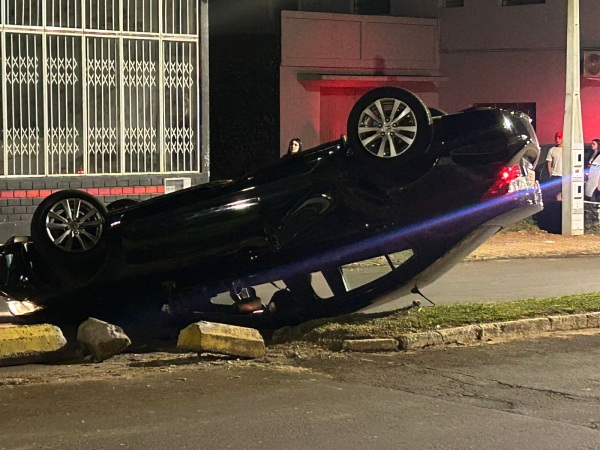 Capotamento de Honda Civic em Cruz Alta: Cinco Ocupantes Saem Ilesos