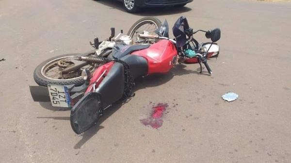 Colisão entre carro e motocicleta resulta em duas pessoas feridas no sábado