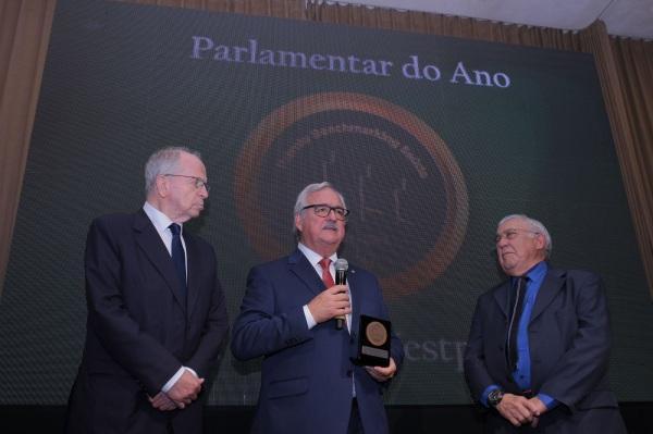 Pedro Westphalen é eleito o Parlamentar do Ano no Prêmio Benchmarking Saúde