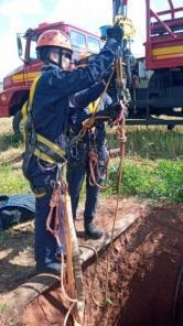 Corpo de Bombeiros de Cruz Alta resgatam vaca que caiu em poço de 12 metros