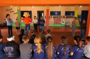 Gibi Turminha do Erico  entregue aos alunos da Escola Marcos Freire na Seival