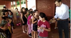 Rotary Club Cruz Alta entrega kits estudantis no Catharino Azambuja