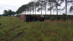 Caminhão tomba no entrocamento da ERS-223 com a RSC-377 na esquina São Carlos