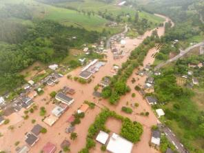 NORTE DO RS: Temporal destrói casa, arrasta viatura da BM e inunda município 