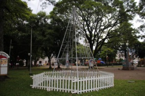 UM ENCANTO DE NATAL>Começa a decoração de Natal na Praça Erico Verissimo