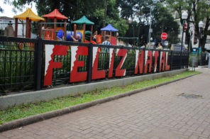 UM ENCANTO DE NATAL>Começa a decoração de Natal na Praça Erico Verissimo